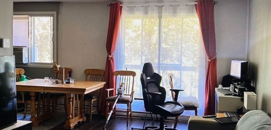 Salle à manger et porte patio, appartement à Laval