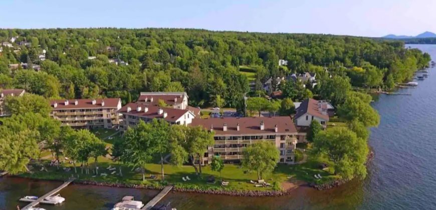 Vue aérienne du complexe au bord du lac Memphrémagog