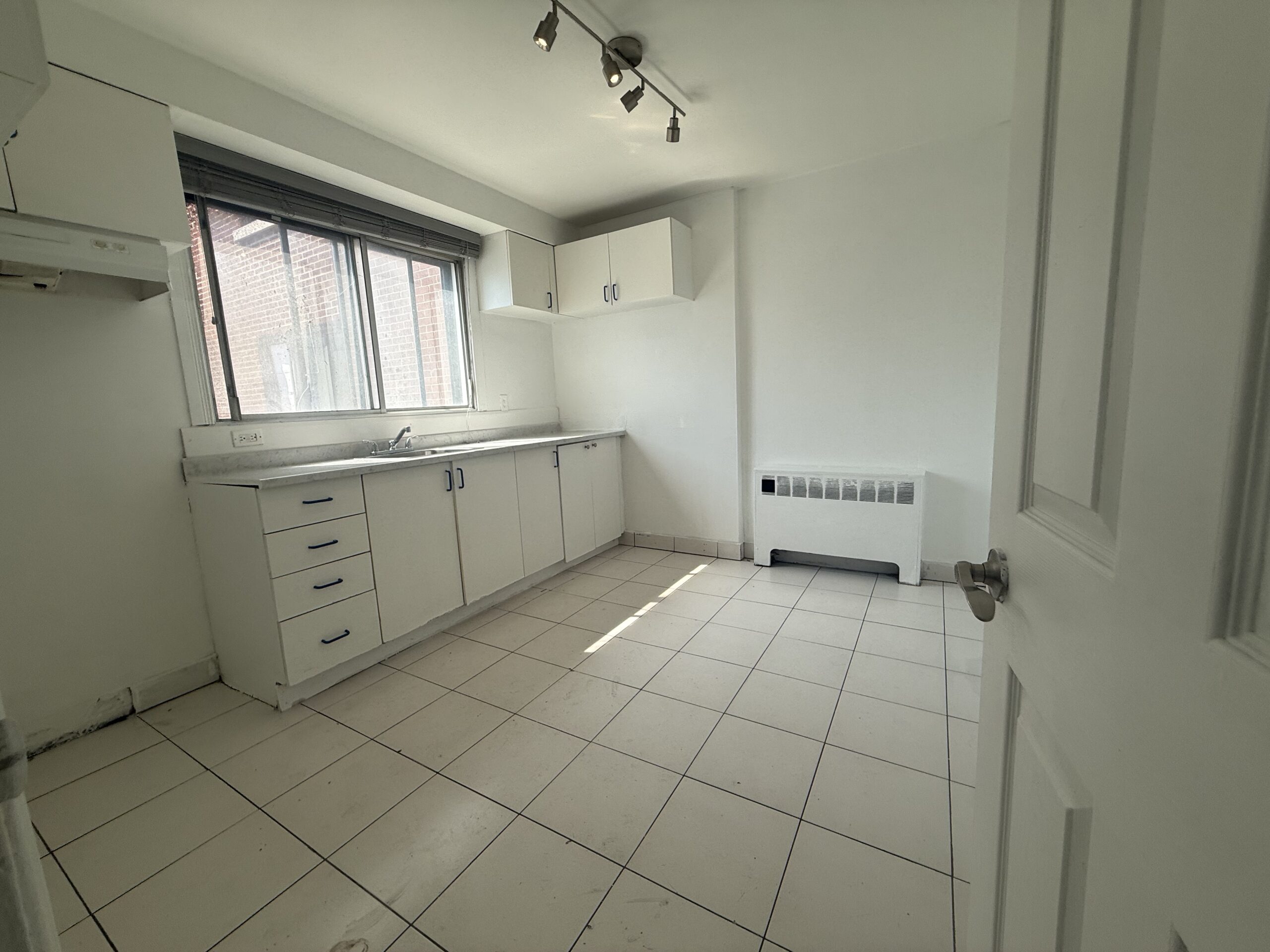 Grand 4 1/2 rue forest Montreal Nord