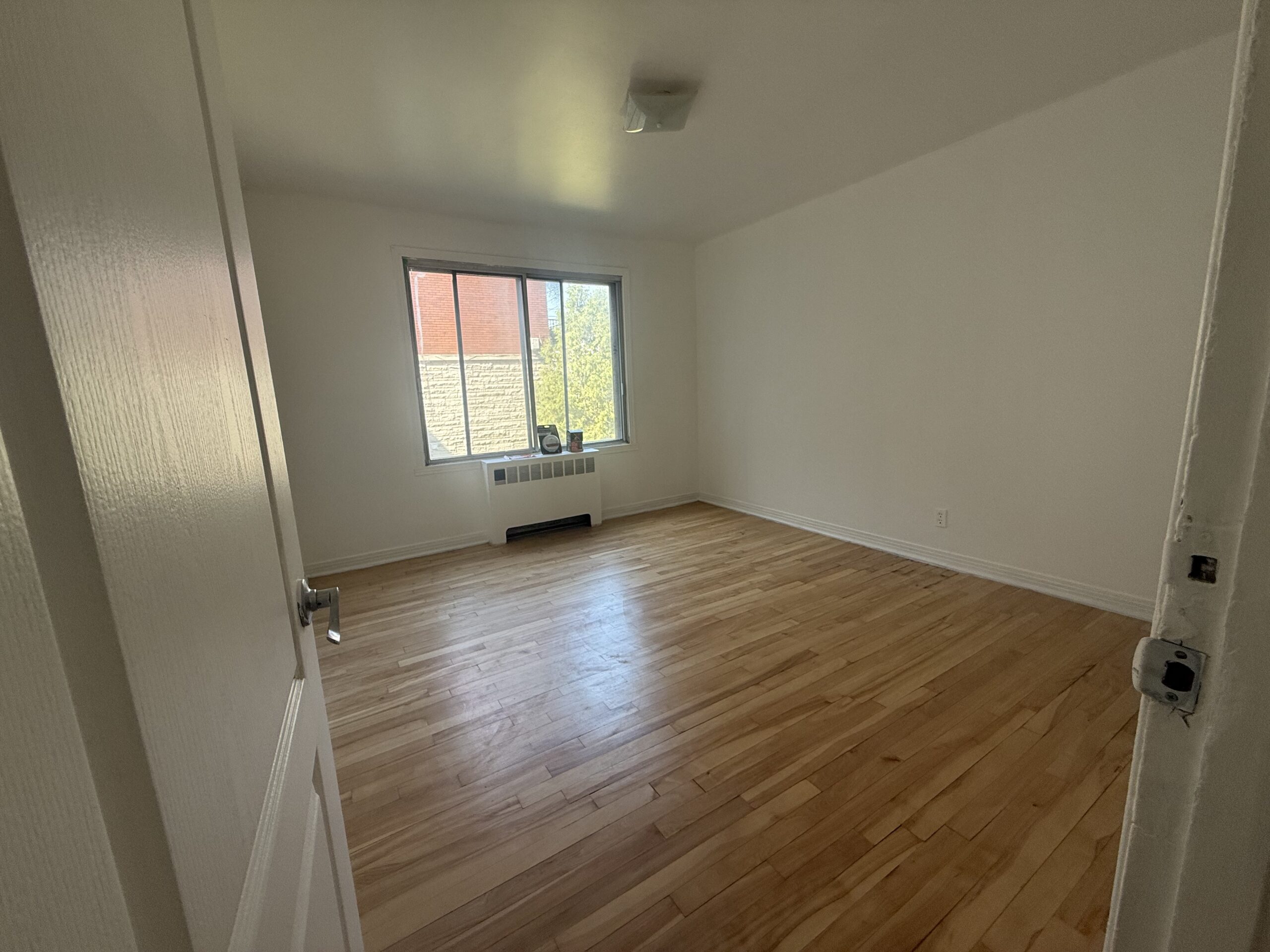 Grand 4 1/2 rue forest Montreal Nord